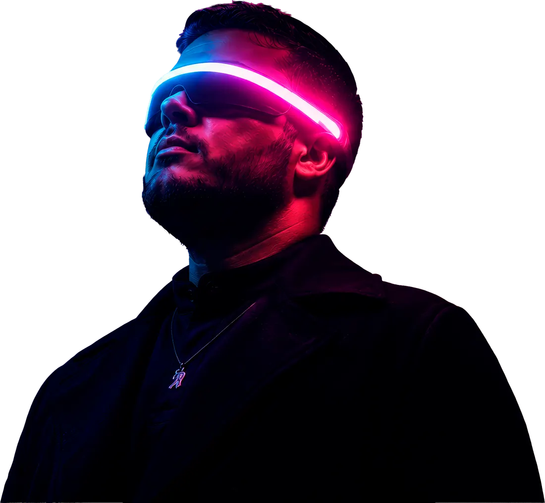 Bruno Lucas usando um visor neon rosa e ciano, em fundo escuro